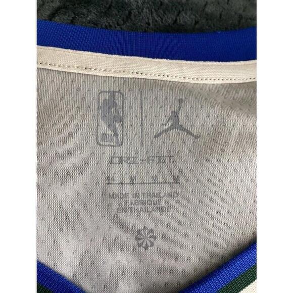 Jordan Milwaukee Bucks Statement Edition Swingman Jersey Size: Medium Color: Blk - Picture 5 of 12